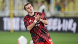 kerem-akturkoglu-sahaya-cikti-tribunler-ayaga-kalkti-taraftara-karsilik-verdi-3mXwZIcw.jpg