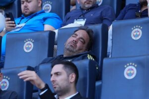 fenerbahce-kongresinde-ilginc-an-taraftar-uyuya-kaldi-maINdpzj.jpg