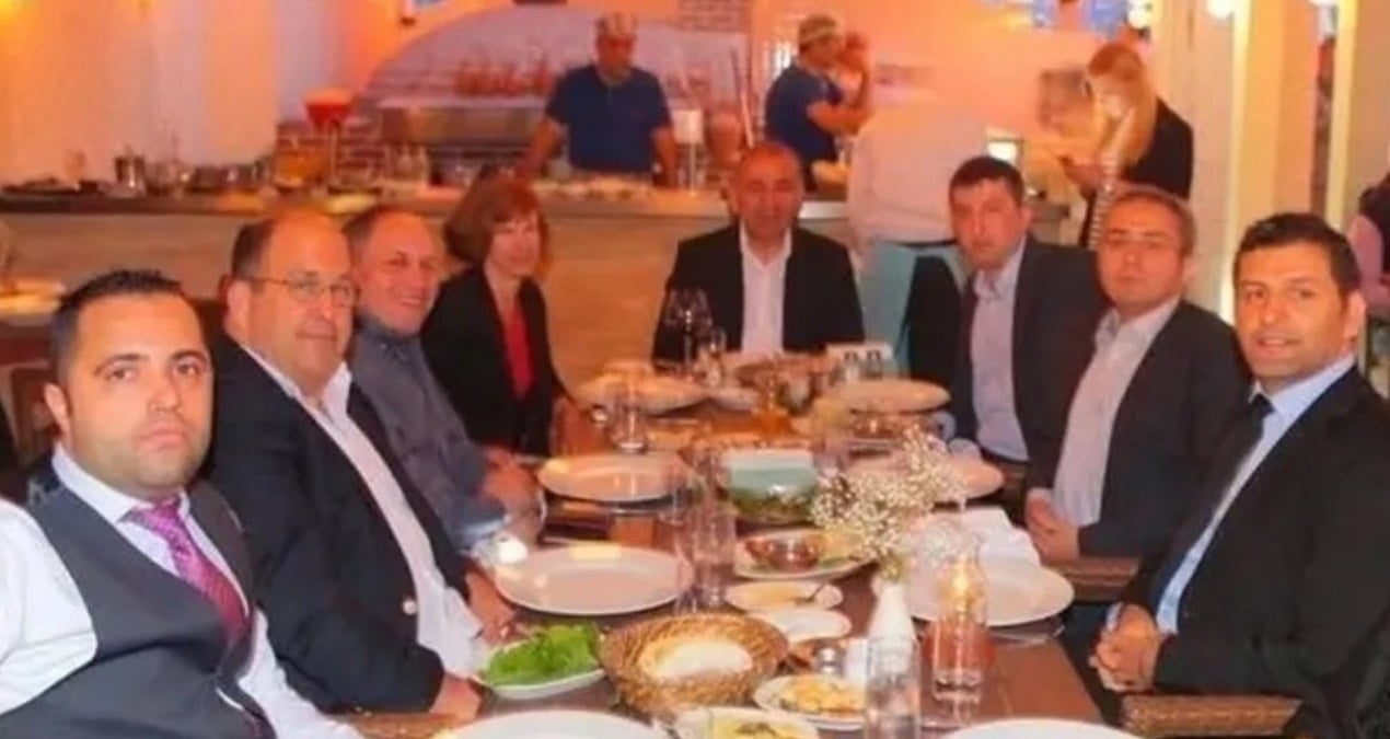 masanin-basinda-gursel-tekin-var-nasil-bir-oyun-oynaniyor-kbfQ9ZC4.jpg