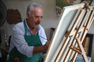 73-yasindaki-naci-buyukkircali-resim-atolyesinde-sanatina-devam-ediyor-c9GfvLgI.jpg