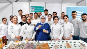 emine-erdogan-5-rize-gastronomi-gunleri-etkinliklerine-katildi-POhBrg59.jpg