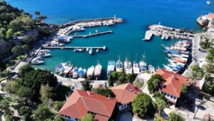 hava-sicakligi-28-derece-olculen-antalyada-sahillerde-hareketlilik-yasandi-pHLW7bp1.jpg
