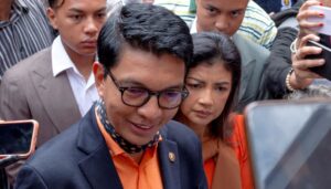 madagaskarda cumhurbaskani rajoelina fransiz ucagiyla ulkeden kacti iddiasi C2CIWFmS.jpg