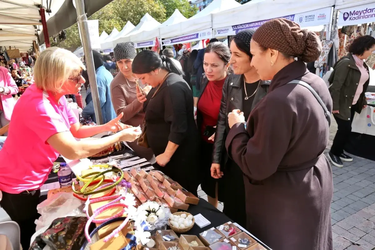 meydan kadinlarin etkinligi heykel orhangazi parkinda gerceklesti utdOsUMR.jpg