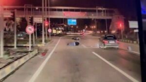 otomobil-kirmizi-isikta-duran-motosiklete-carpti-PY1ZYYhV.jpg