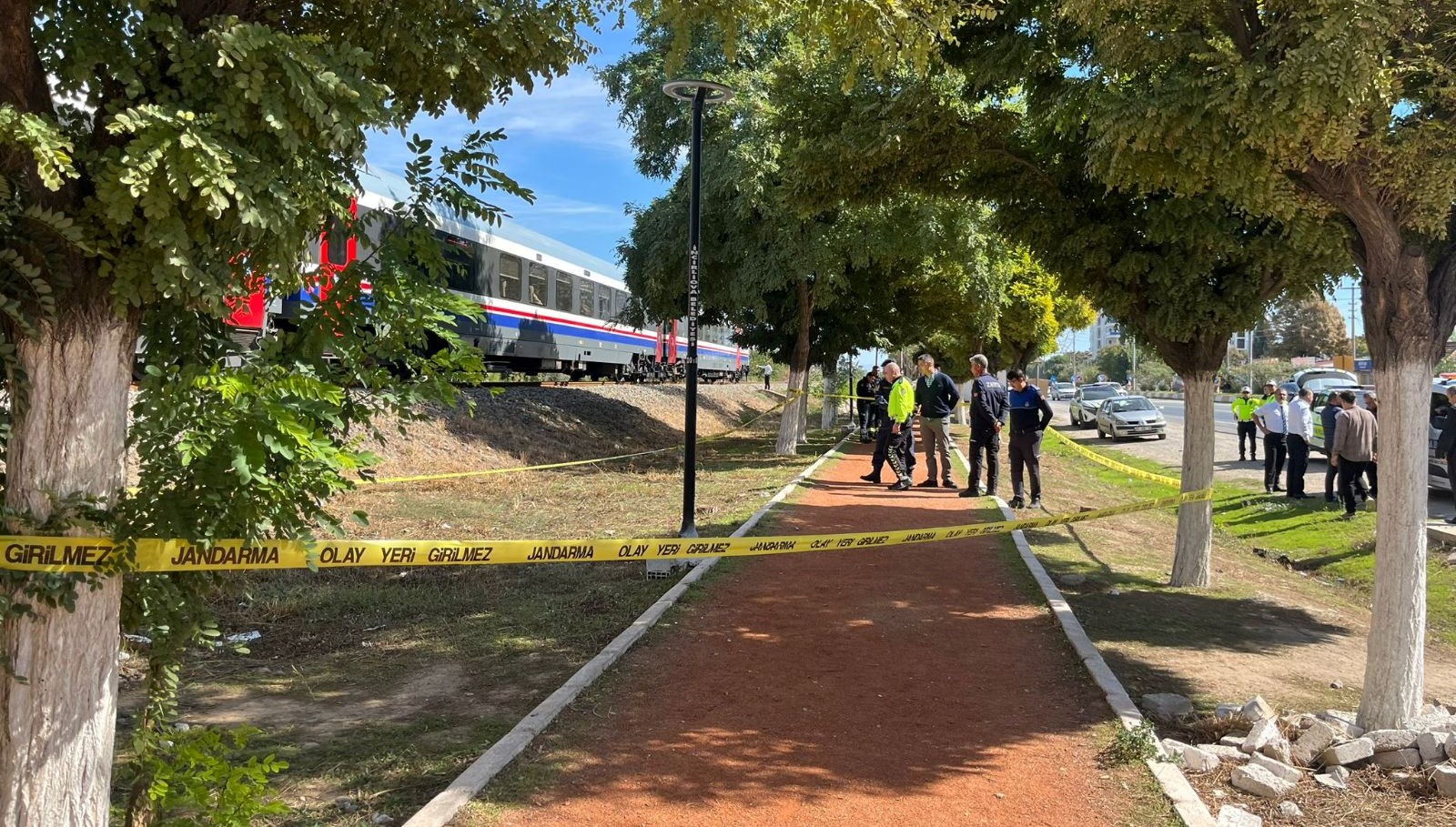 torununu kurtarmak isterken tren carpti FuGnPHHj.jpg