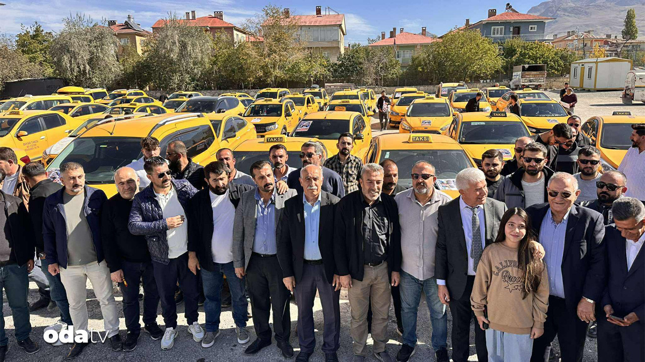 vanli taksiciler rojin kabais cinayetinin aydinlatilmasi icin konvoy duzenledi CpSl5D8V.jpg