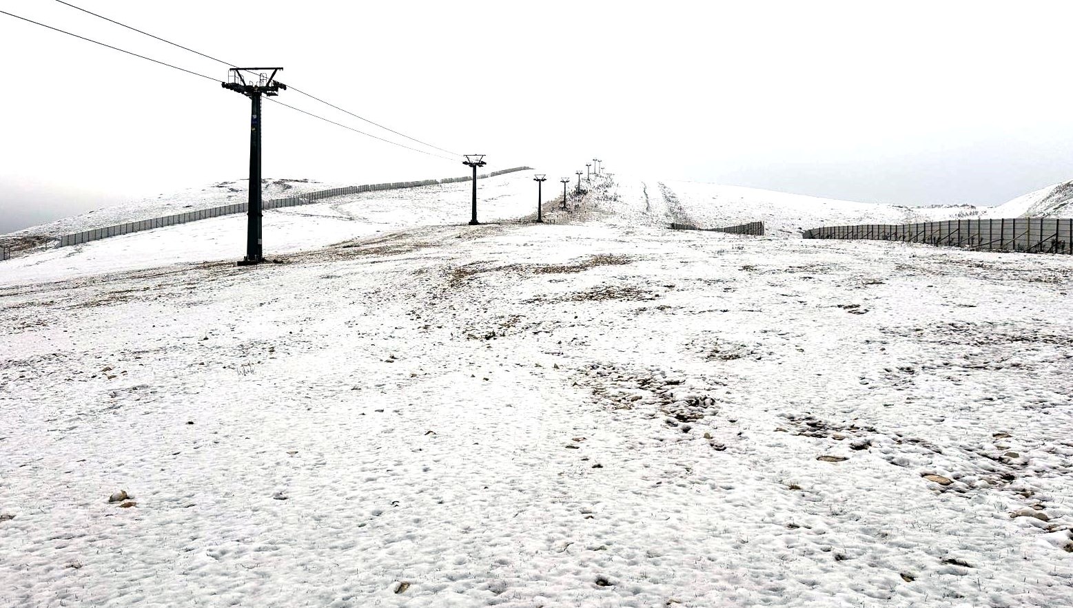 yagisli hava yerini kara birakti zirve beyaza burundu FPvt3dGQ.jpg