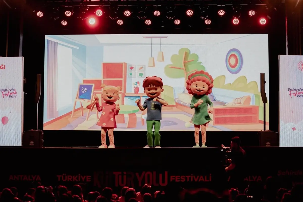 antalya kultur yolu festivali sanatla bulustu rSYRQ65U.jpg