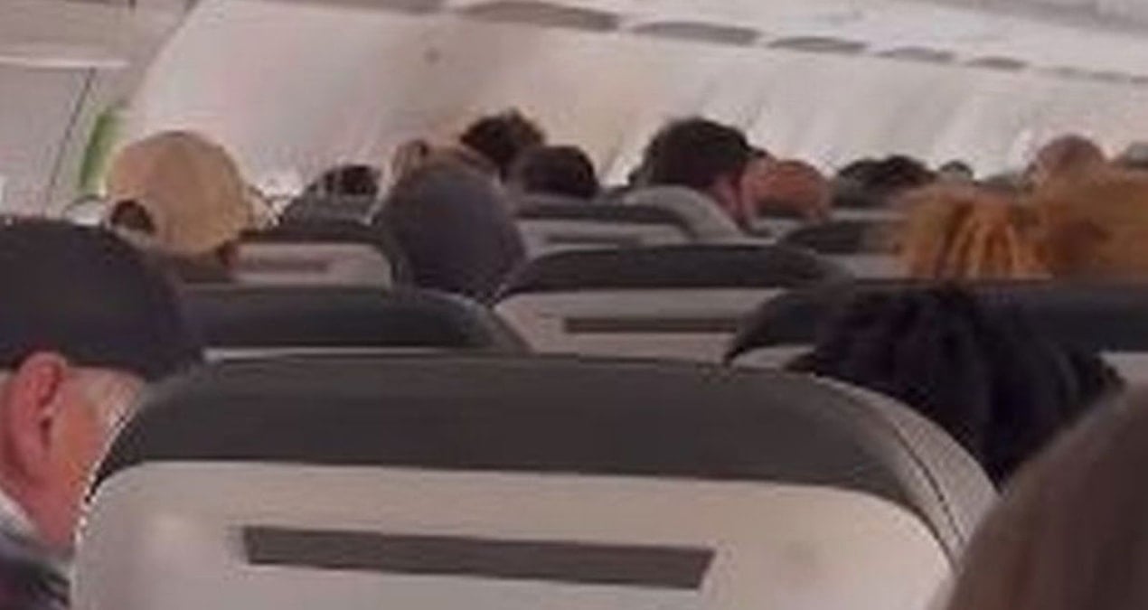 tuvaletteki uc kelimelik not ucaga acil inis yaptirdi B5GJzSxp.jpg