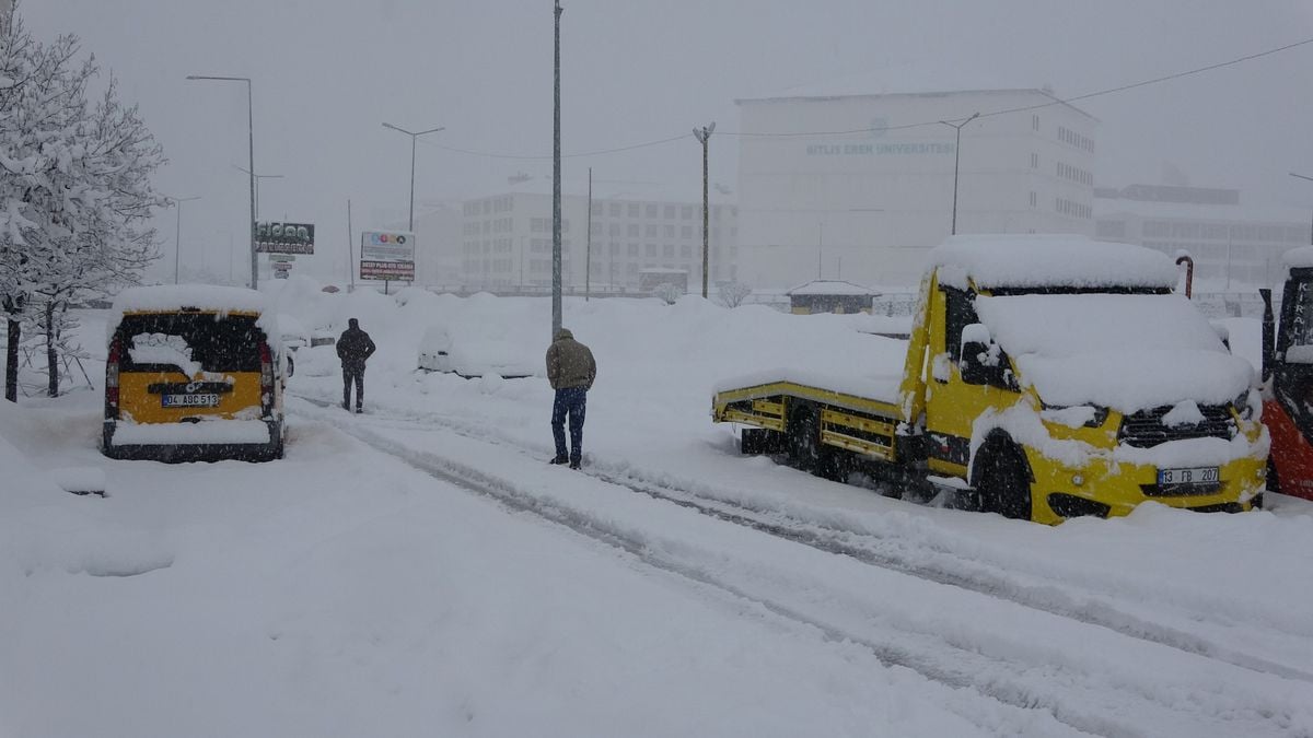Bitlis’te Kar Yağışı 111 Köy Yolunu Ulaşım Dışı Bıraktı