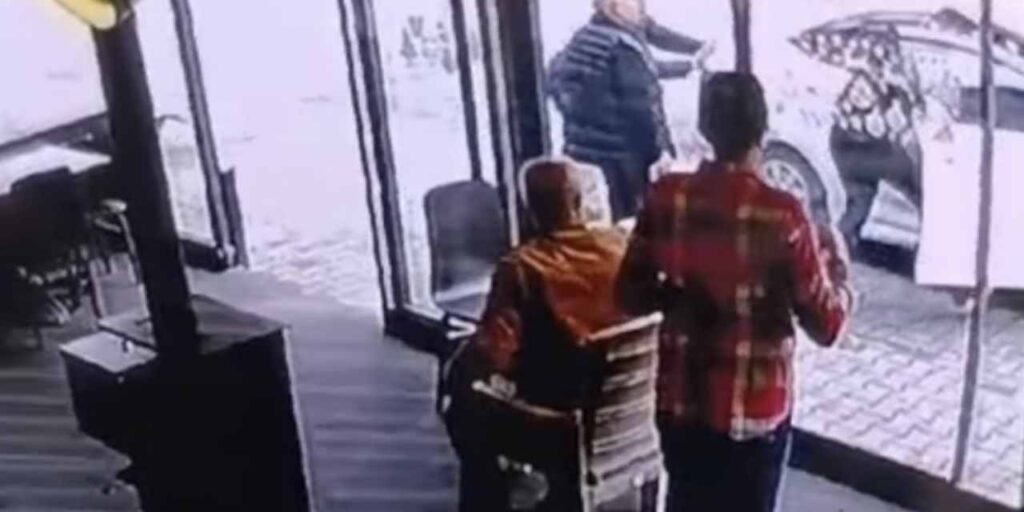 saniyelerle-yaris-el-freni-cekilmeyen-araci-boyle-durdurdu-t49CfFtX