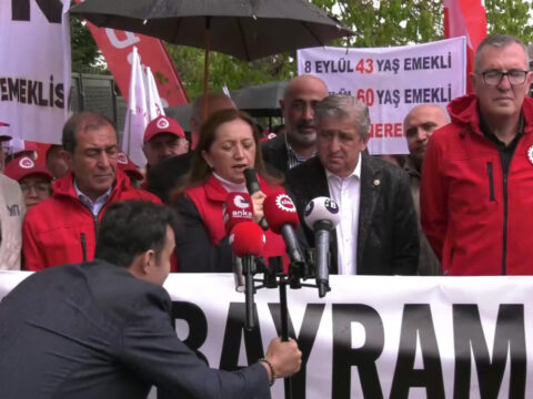 DİSK, Bakanlık Önünde Emeklilik İkramiyelerine Tepki Gösterdi: “4 Bin Lira Yetersiz”