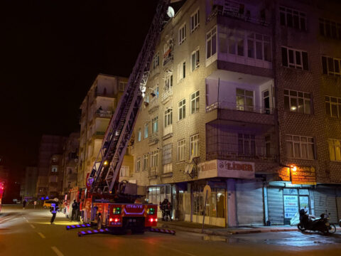 Kayseri’de Gece Yarısı Apartman Yangını: Sakinler Balkona Çıktı