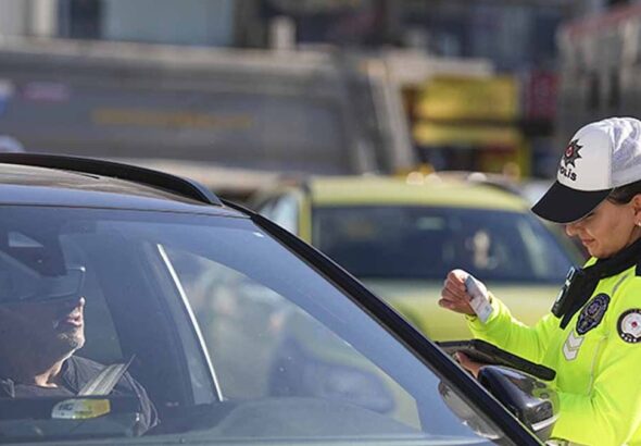 trafik-polislerinin-en-cok-durduklari-arac-rengi-belli-oldu-TGjEA8Bh