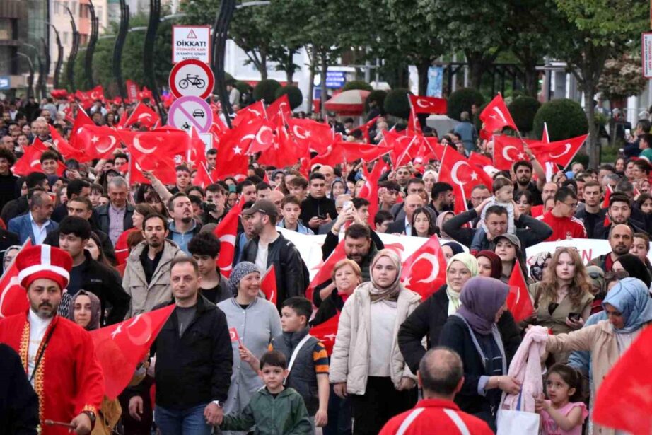 Bolu’da 200 Metrelik Türk Bayrağıyla Görkemli Yürüyüş