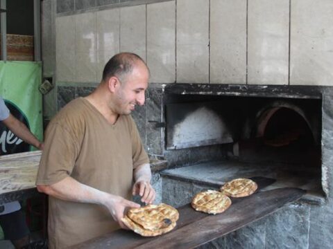 Adana kavruluyor, fırıncılar ateşin önünde ekmek hazırlıyor! 80 derecede çalışıyorlar